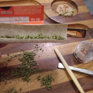 wizard scrolls hemp blunt wraps rolling on tray review by pdxstoneman