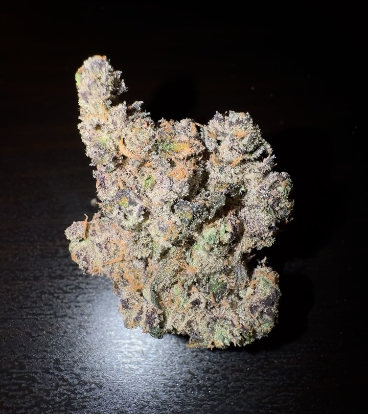 zours by hall of flame strain review by eriksreviews