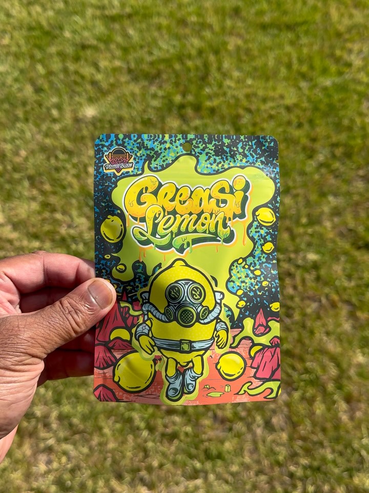 greasi lemons by voyage bloom strain review by jointswithjalen